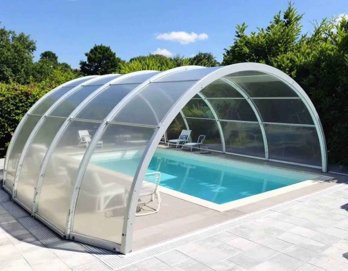 Profitez d'un abri piscine design à Saint-Martin-d'Hères : sécurité et style pour votre bassin